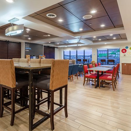 Holiday Inn Express & Suites Cedar Falls Zewnętrze zdjęcie