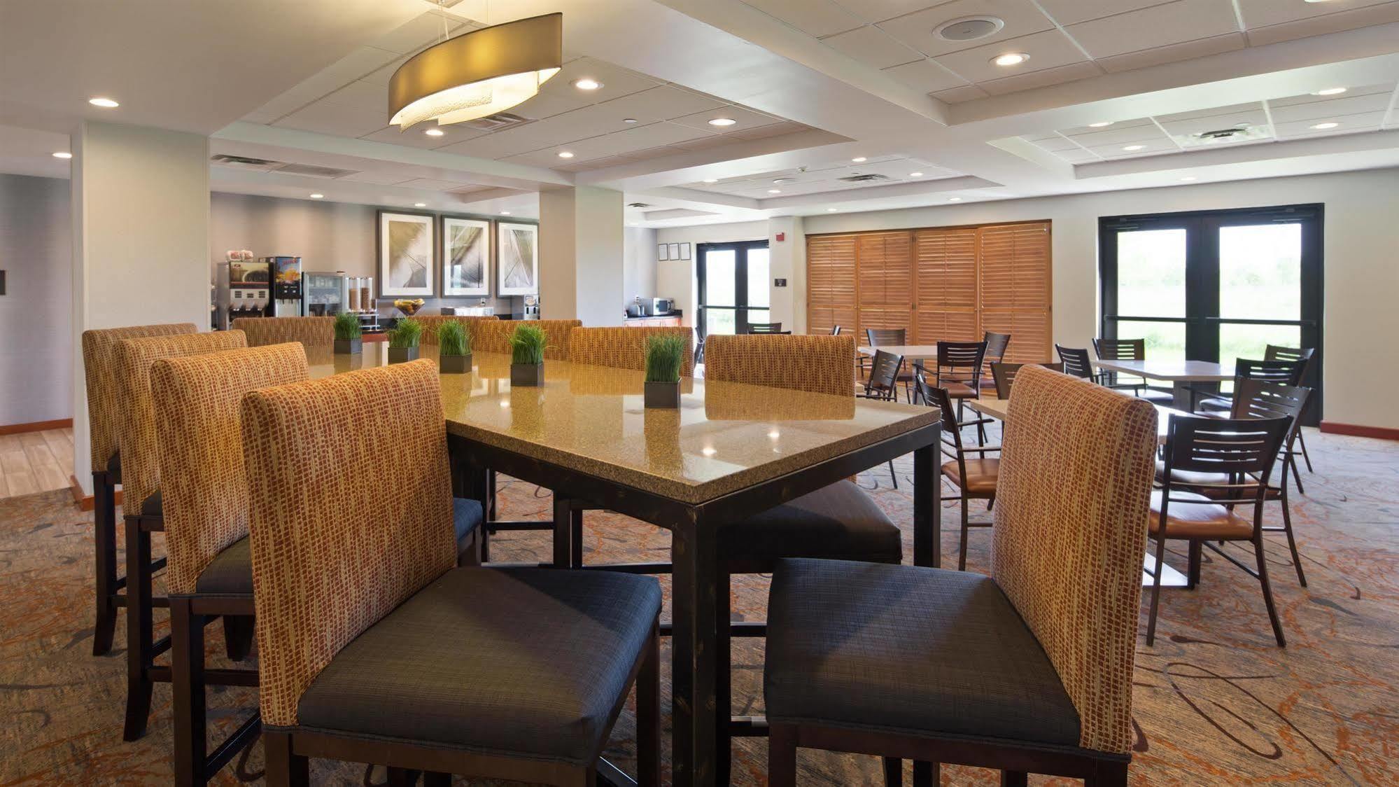 Holiday Inn Express & Suites Cedar Falls Zewnętrze zdjęcie