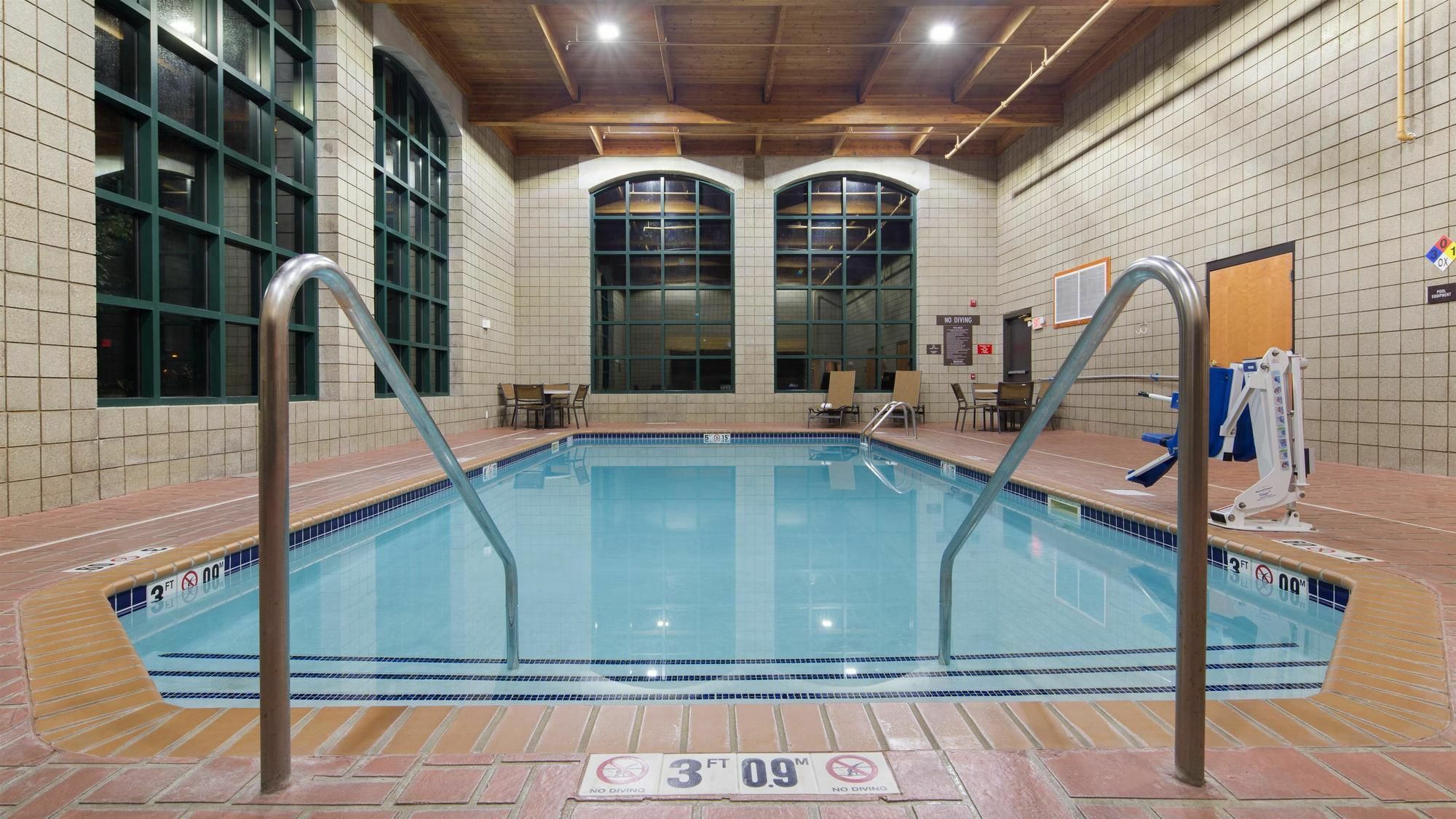 Holiday Inn Express & Suites Cedar Falls Zewnętrze zdjęcie